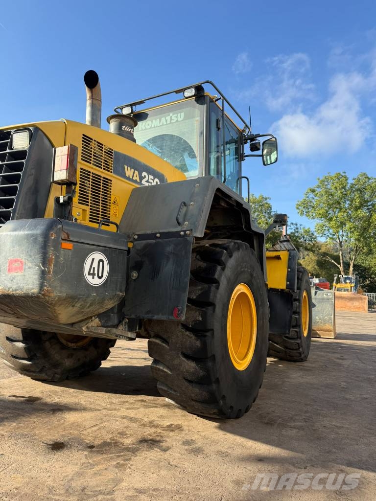 Komatsu WA250 PZ-6 //BJ. 2015 /6700H/SW/Gabel/ZSA Kolesni nakladalci