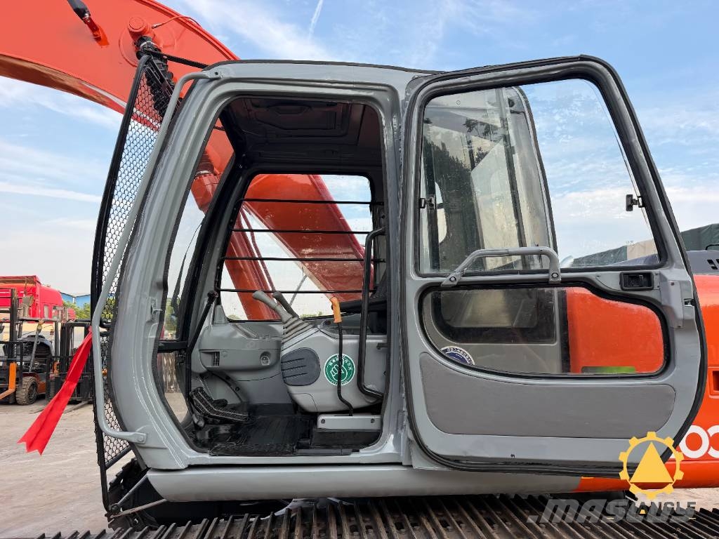 Hitachi EX 200 Gravemaskiner på larvebånd