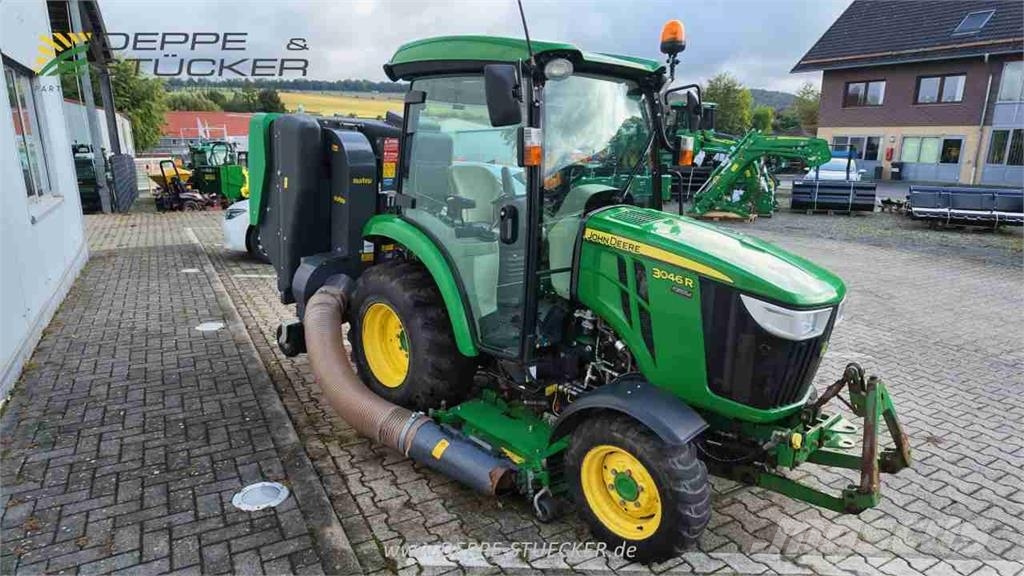 John Deere 3046R mit Mähwerk+Grasaufnahme Landbouw - overige