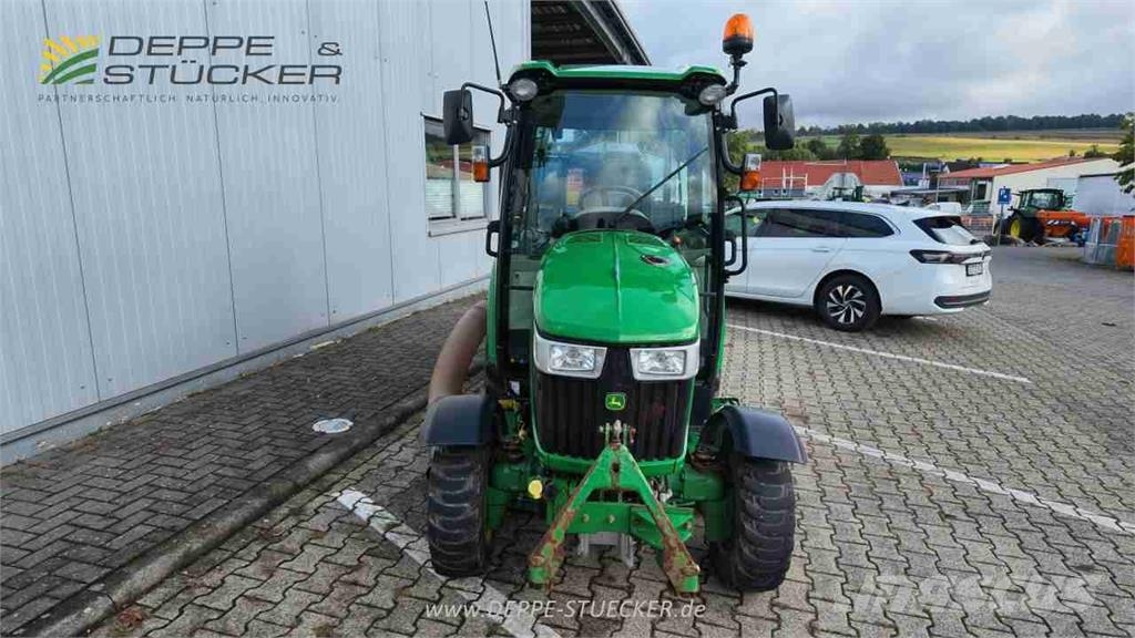 John Deere 3046R mit Mähwerk+Grasaufnahme Landbouw - overige