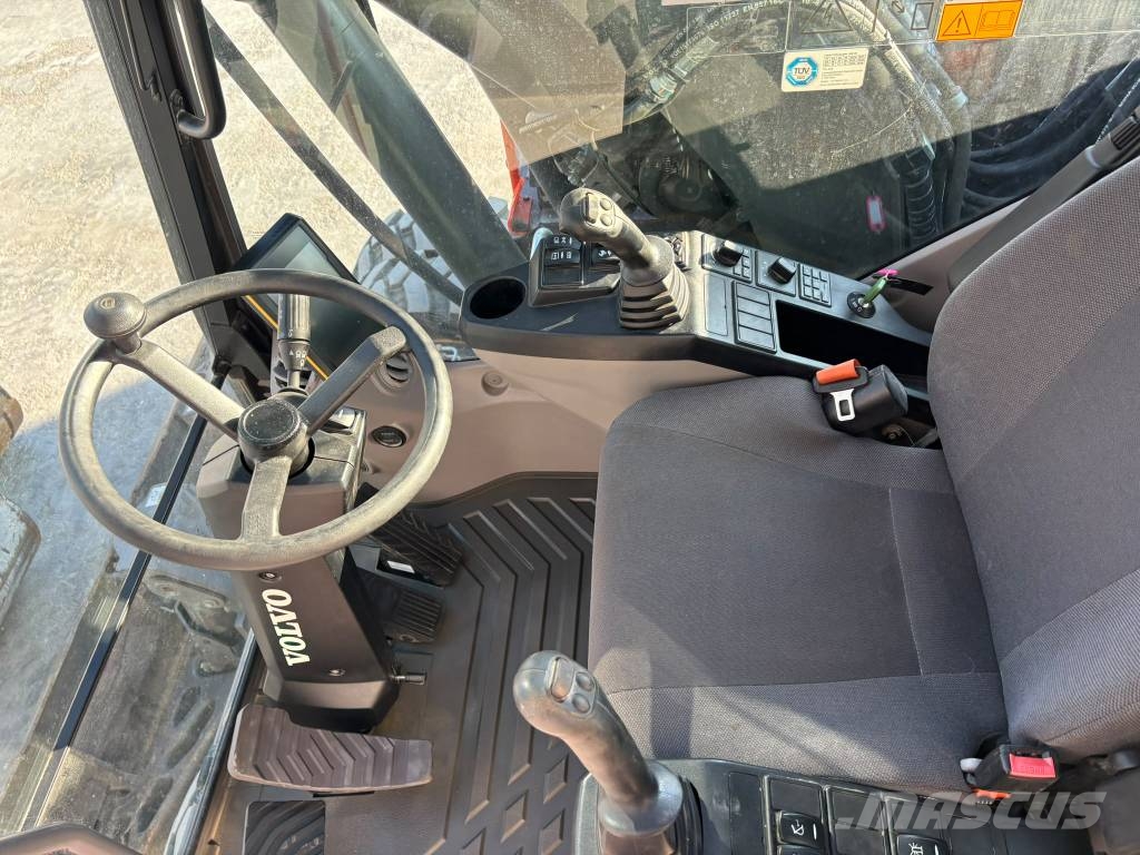 Volvo EWR 130 E حفارات بعجل