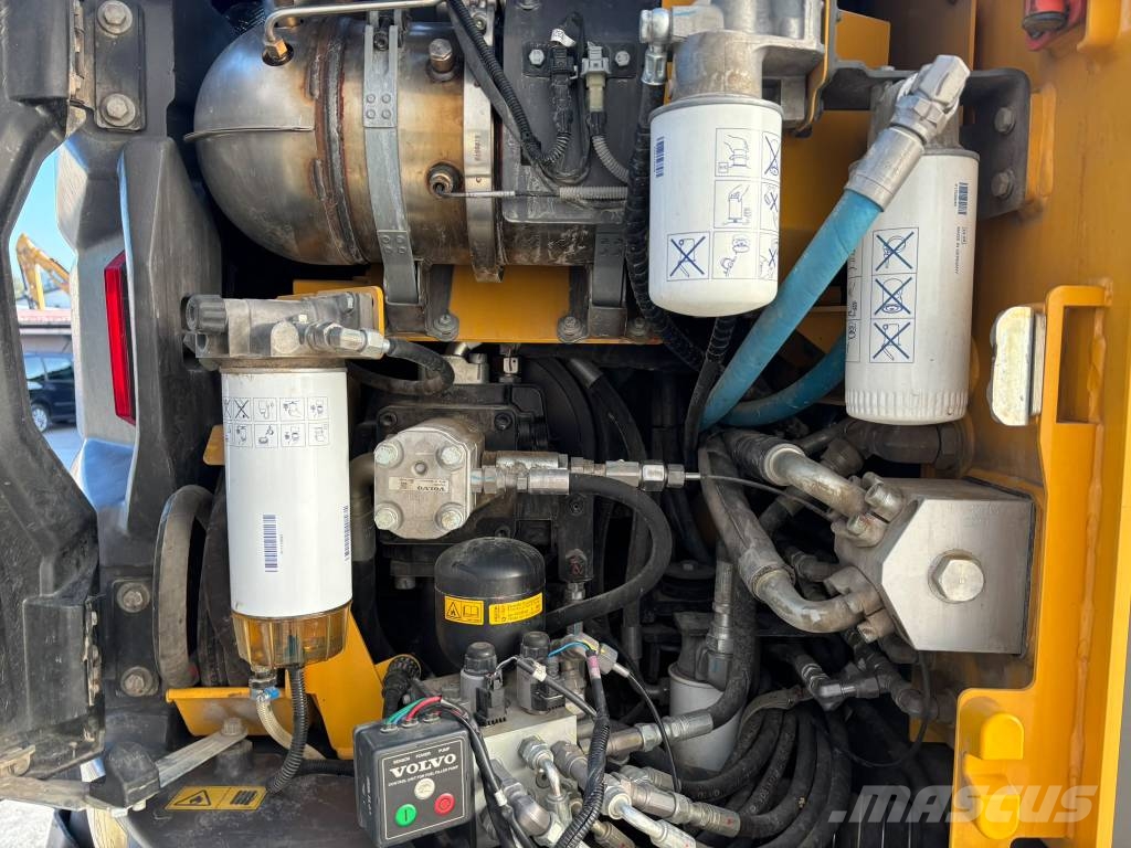 Volvo EWR 130 E حفارات بعجل