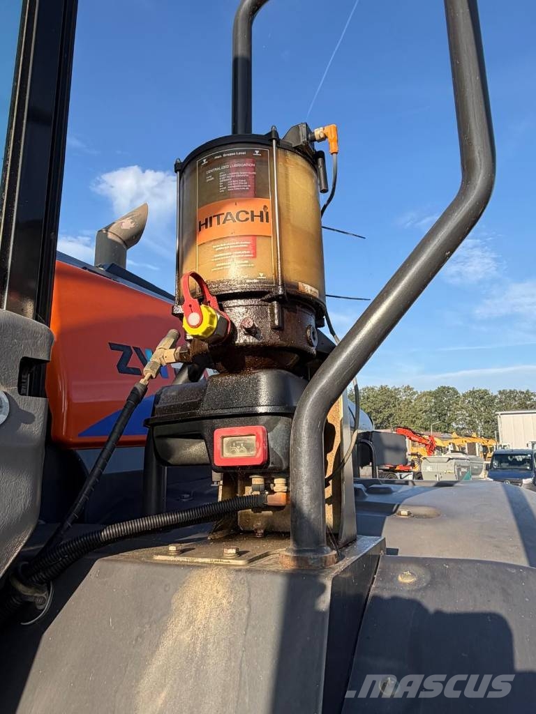 Hitachi ZW 250 Kolesni nakladalci