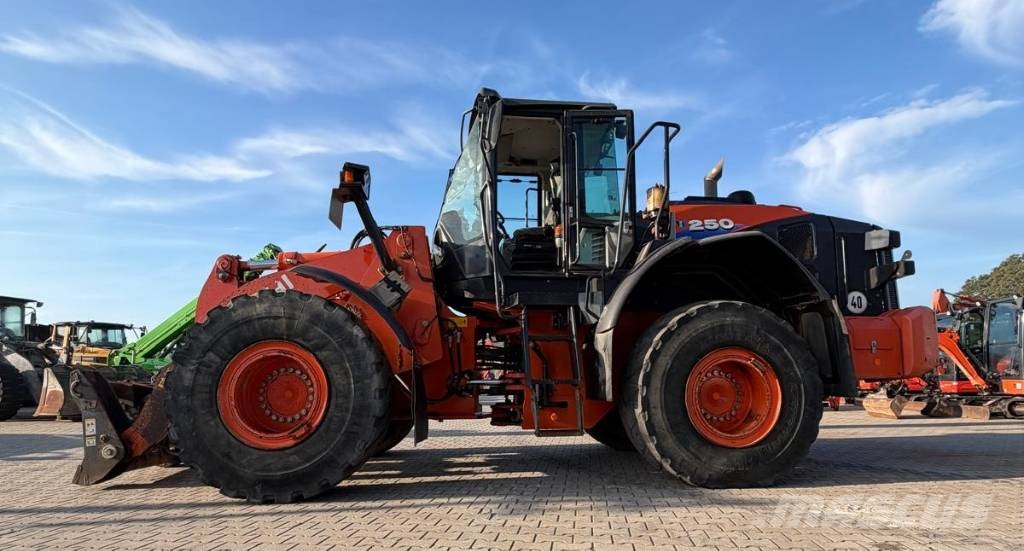 Hitachi ZW 250 Kolesni nakladalci
