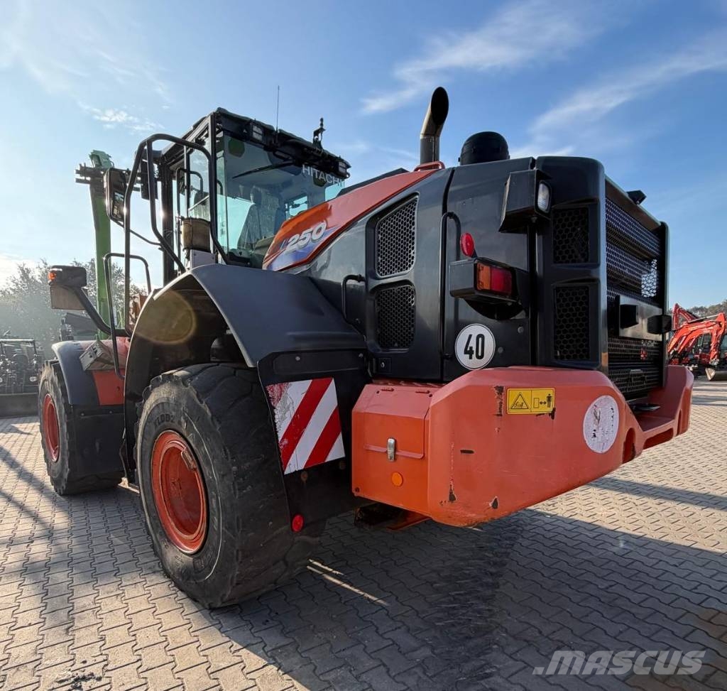 Hitachi ZW 250 Kolesni nakladalci