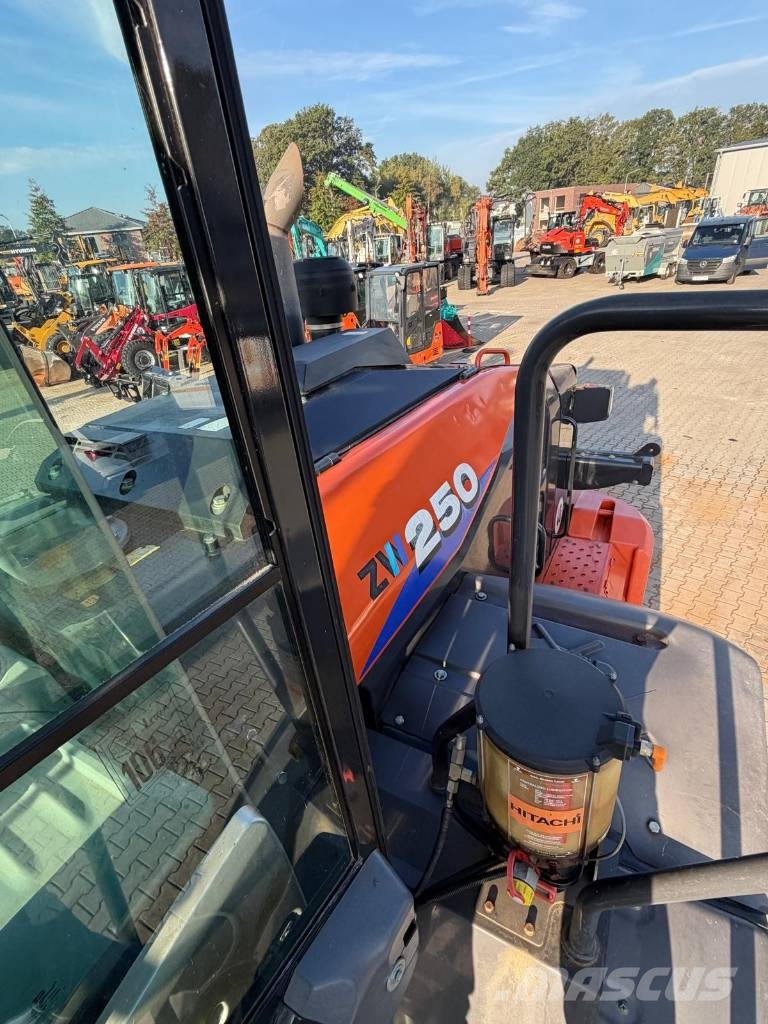 Hitachi ZW 250 Kolesni nakladalci