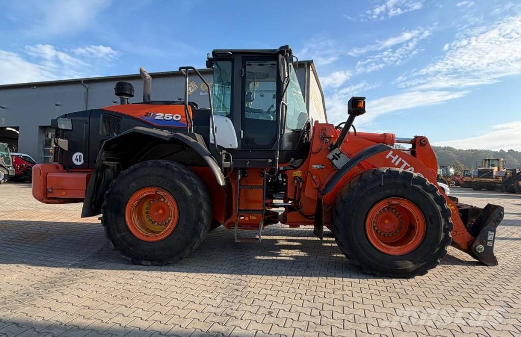 Hitachi ZW 250 Kolesni nakladalci