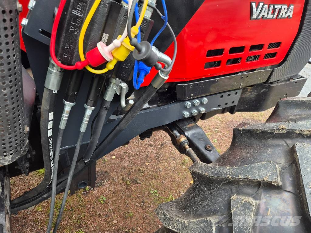 Inter-Tech IT 1600 keskipitkä etukuormain Valtra 6000-sarjaa Etukuormaimet ja kaivuulaitteet