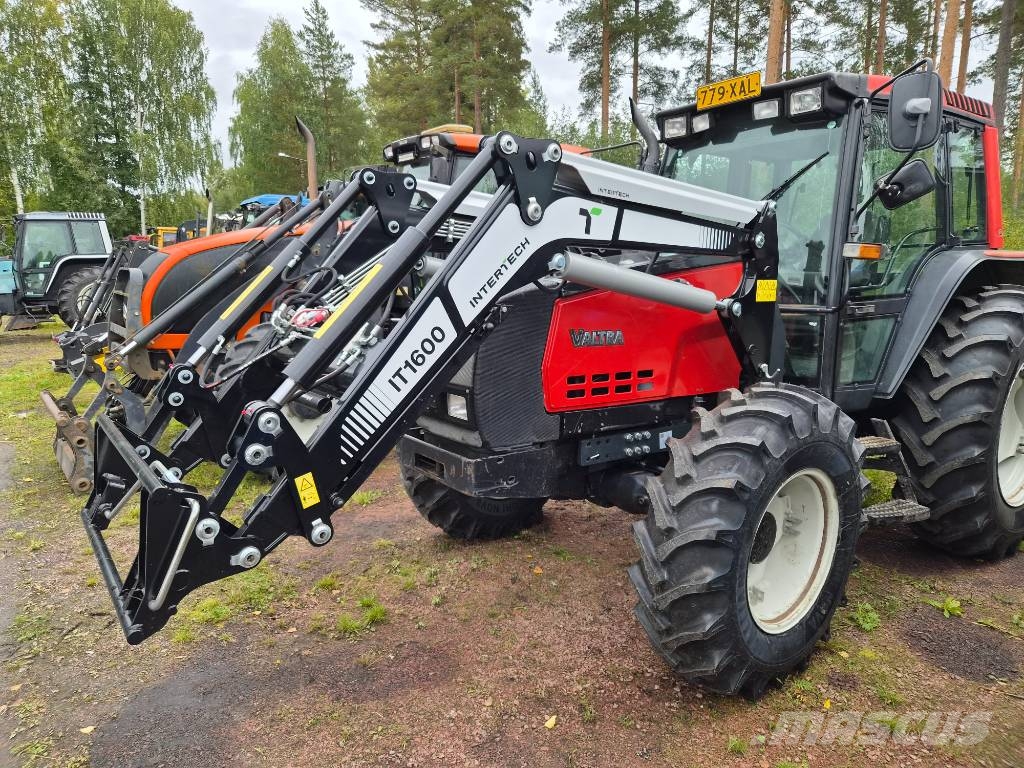 Inter-Tech IT 1600 keskipitkä etukuormain Valtra 6000-sarjaa Etukuormaimet ja kaivuulaitteet