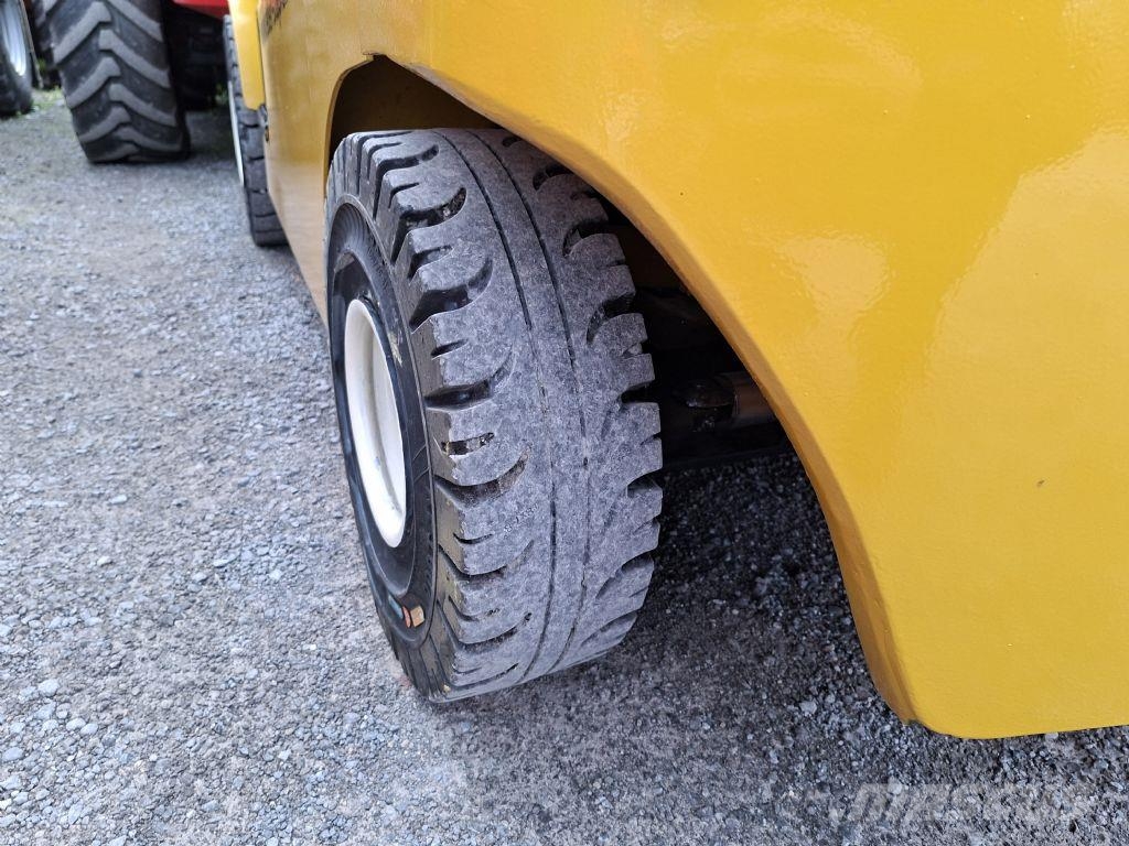 Yale GDP 25LX شاحنات الديزل