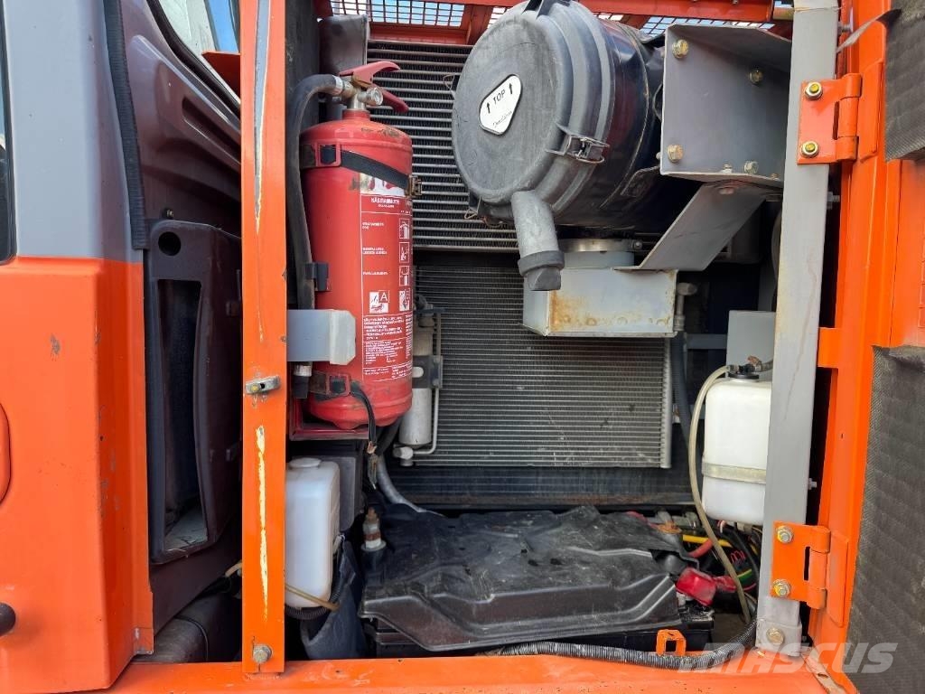 Hitachi ZX225USR PYÖRITTÄJÄLLÄ Crawler excavators