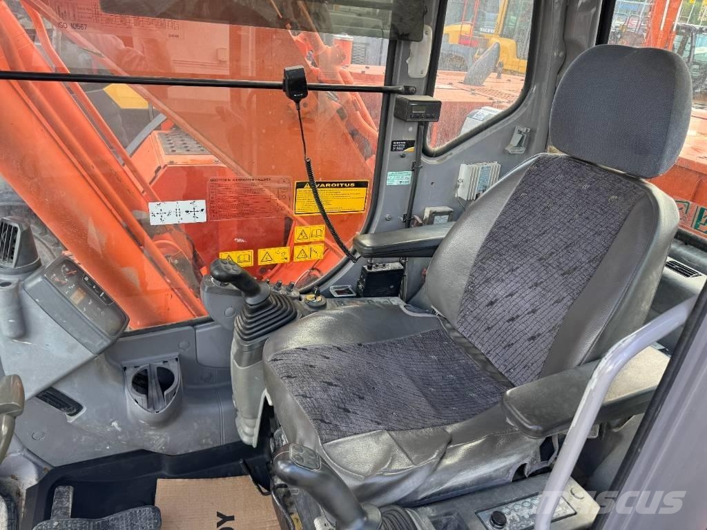 Hitachi ZX225USR PYÖRITTÄJÄLLÄ Crawler excavators