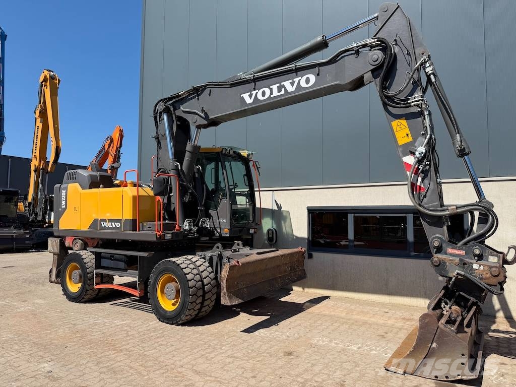 Volvo EW 220 E EW220 - EW 180 - EW 200 حفارات بعجل