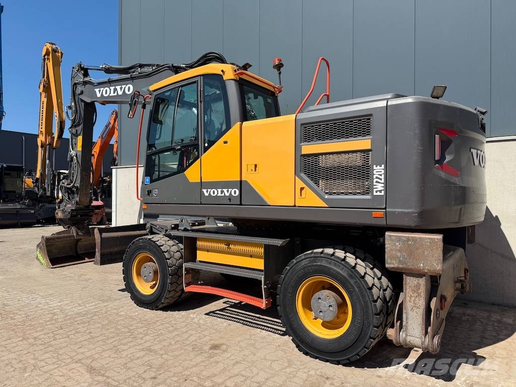 Volvo EW 220 E EW220 - EW 180 - EW 200 حفارات بعجل