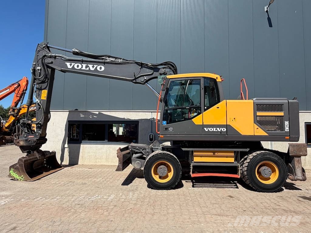 Volvo EW 220 E EW220 - EW 180 - EW 200 حفارات بعجل