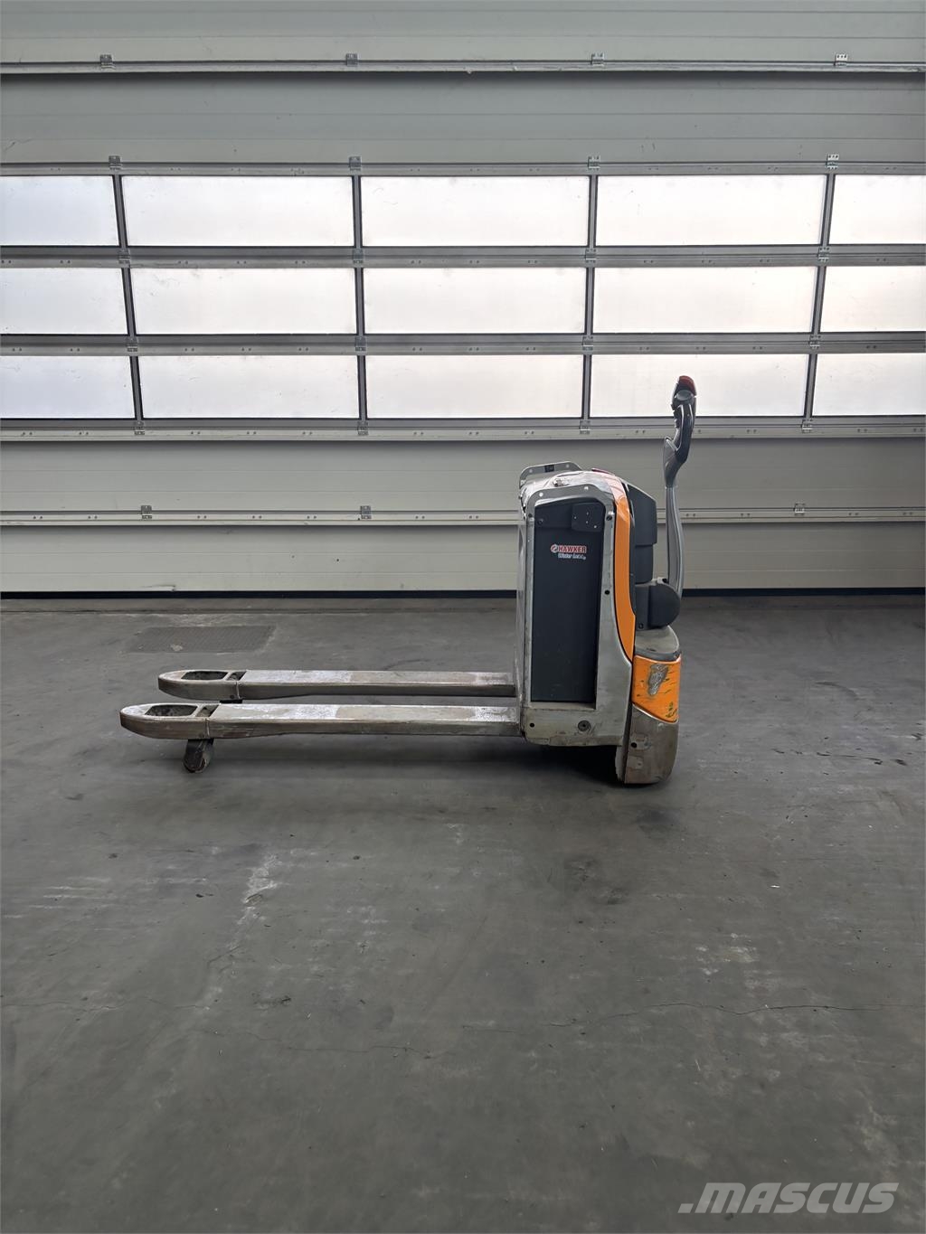 Still EXU 18 Pedestrian stacker