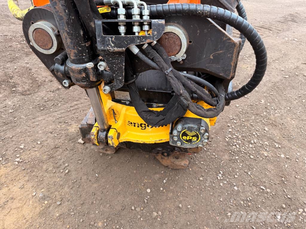 Hitachi ZX 225 US LC-6 with EC226 Engcon Kāpurķēžu ekskavatori