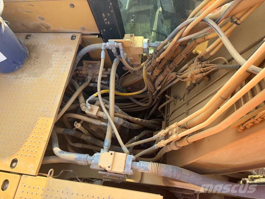 CAT 329 E حفارات زحافة