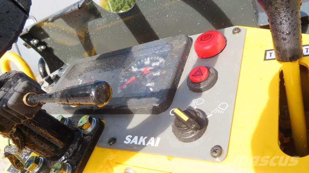 Sakai TS160-4 Kolesni valjarji s pnevmatikami