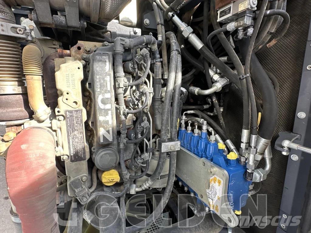 Yanmar SV85 - OilQuick / Triple-boom Crawler excavators