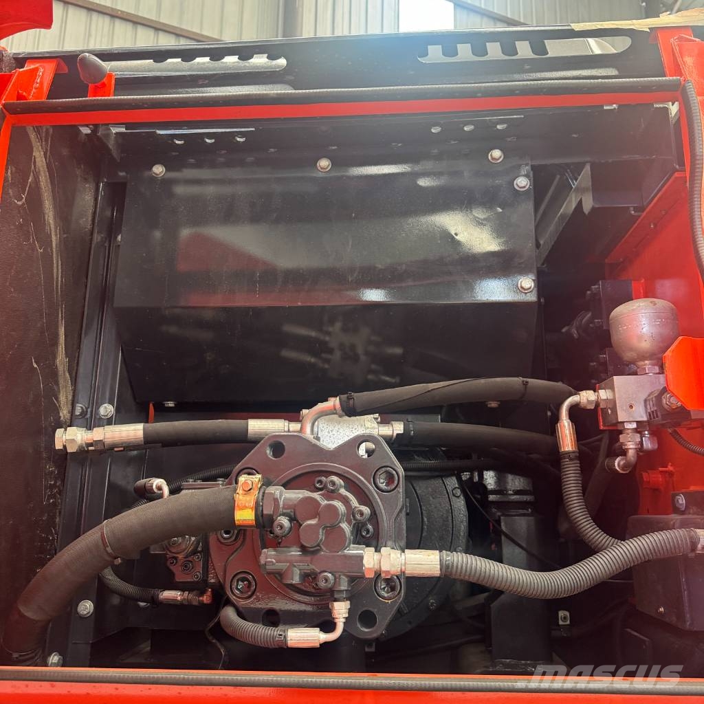 Doosan DX 225 LCA Bagri goseničarji