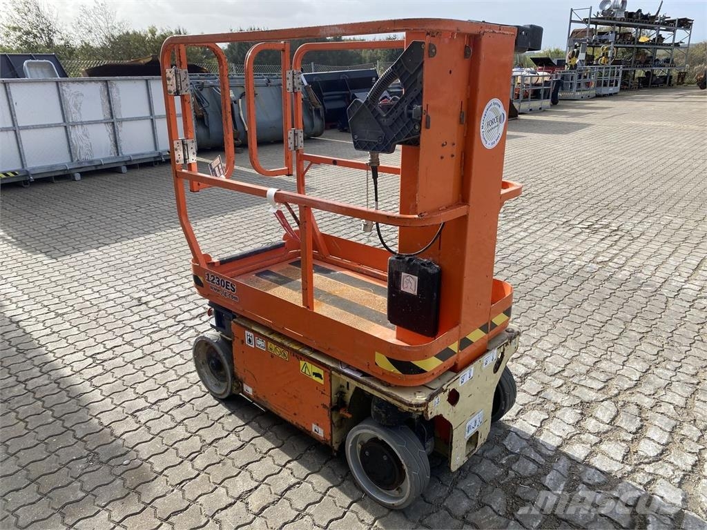 JLG 1230ES Vertikaalsed mast tõstukid