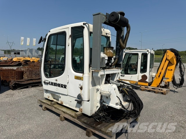 Liebherr R 944 C HD CAB LIFT DEMOLITION Cabine en interieur