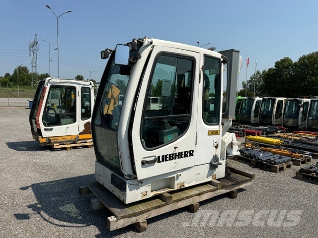 Liebherr R 944 C HD CAB LIFT DEMOLITION Cabine en interieur