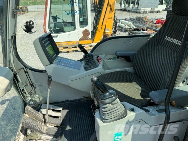 Liebherr R 944 C HD CAB LIFT DEMOLITION Cabine en interieur