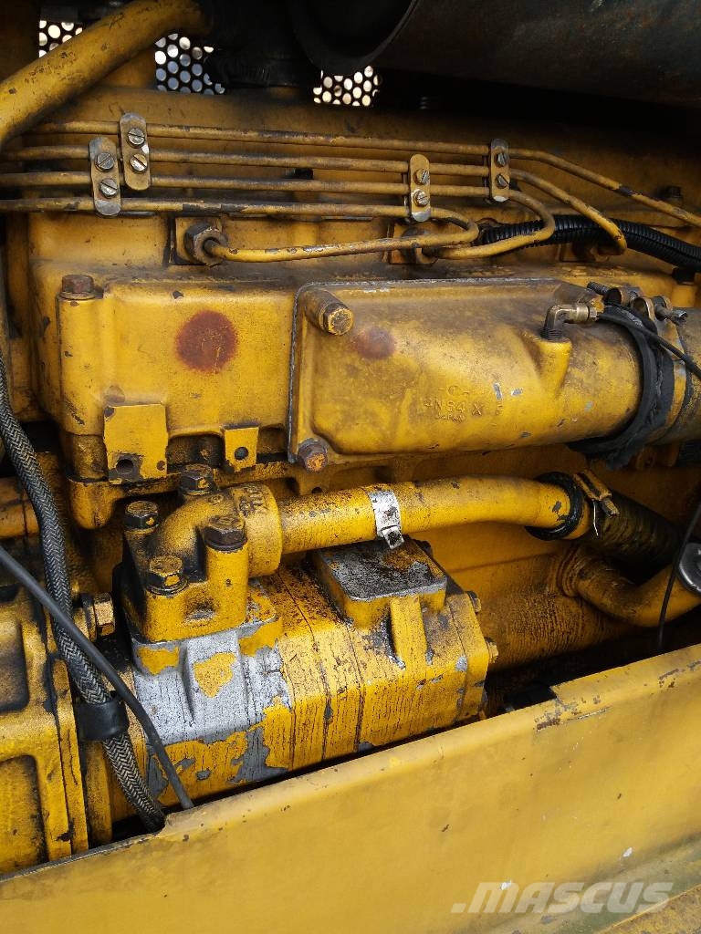 CAT 910 لوادر بعجل