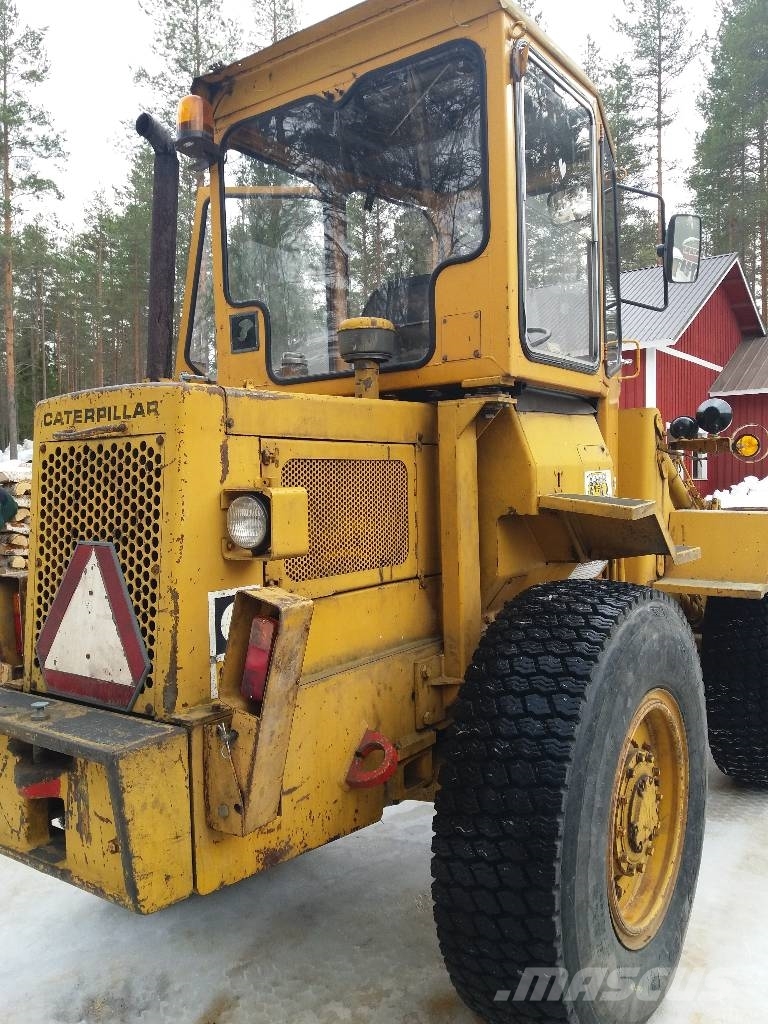 CAT 910 لوادر بعجل