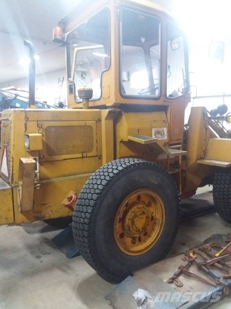 CAT 910 لوادر بعجل