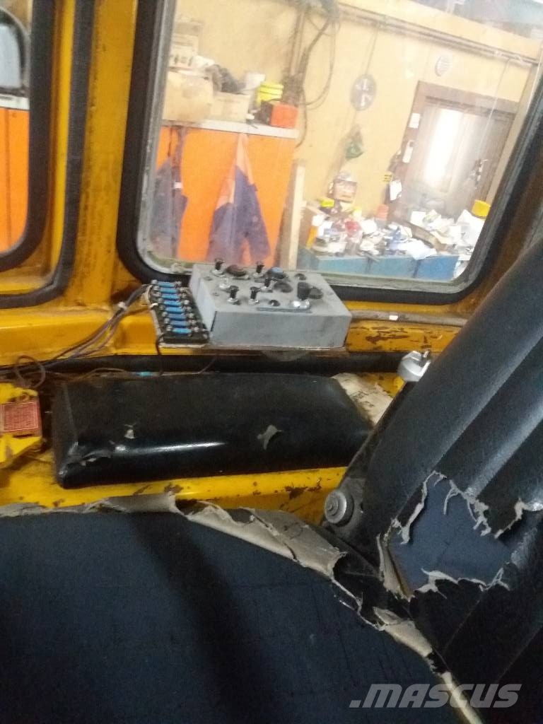 CAT 910 لوادر بعجل
