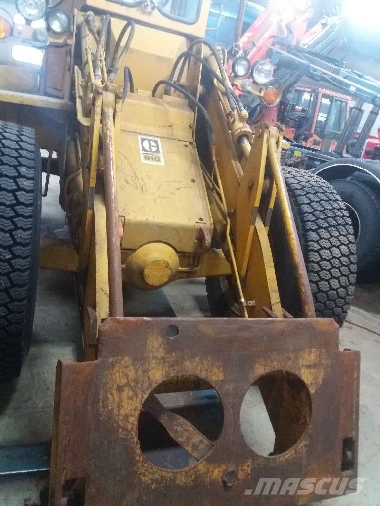 CAT 910 لوادر بعجل