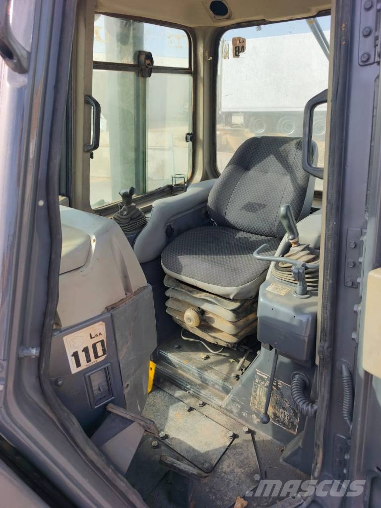Komatsu D 61 PX-12 بلدوزرات مجنزرة