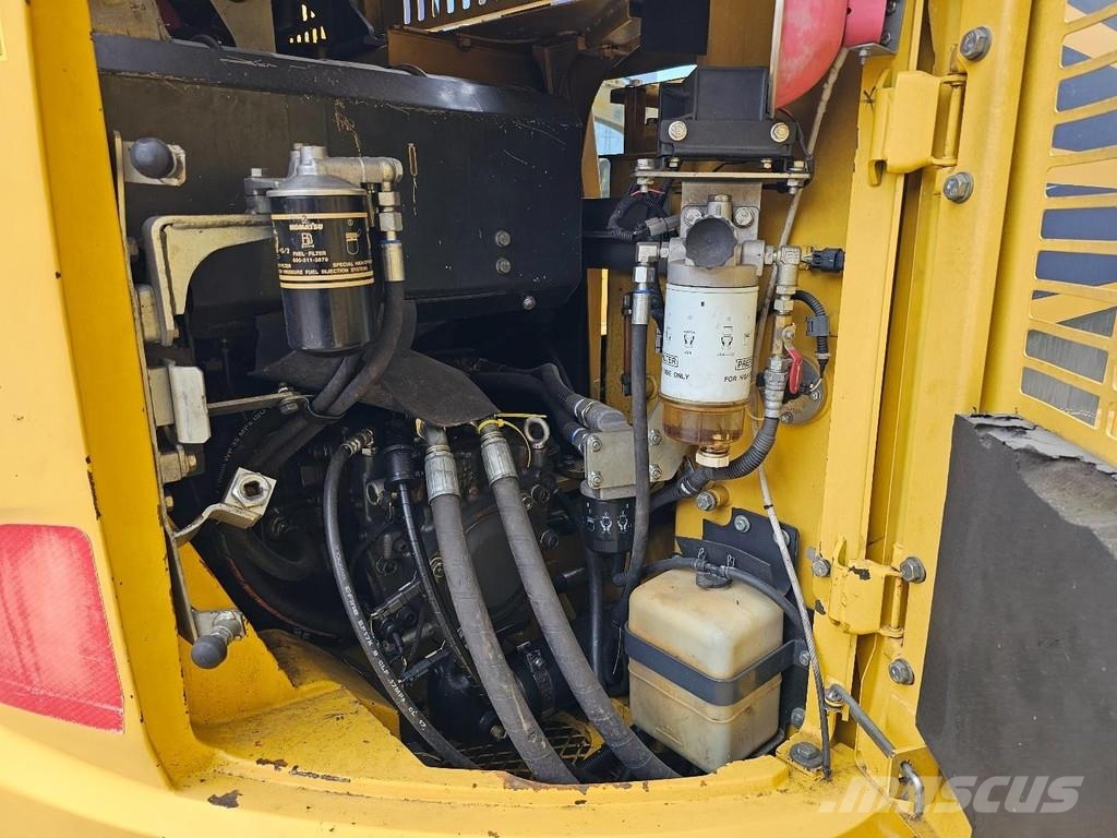 Komatsu PC138US-10 حفارات زحافة