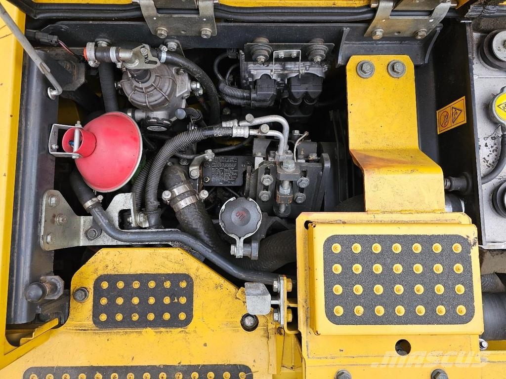 Komatsu PC138US-10 حفارات زحافة
