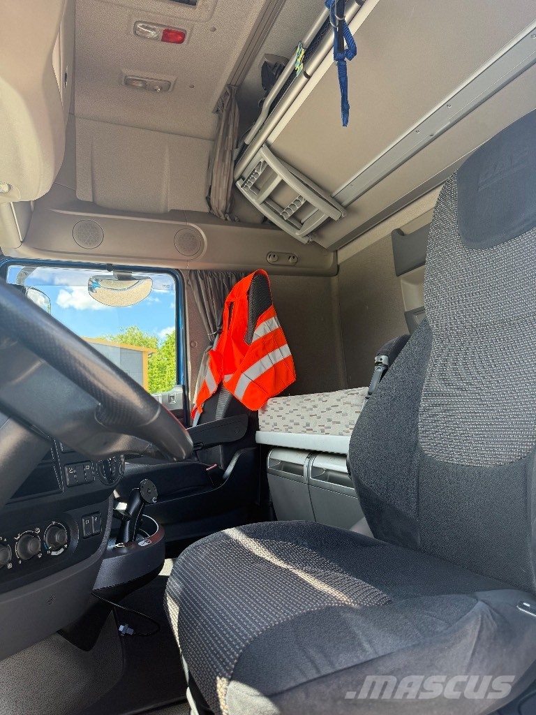 DAF XF  410 FAR Camiones de superficie plana/cabrestantes