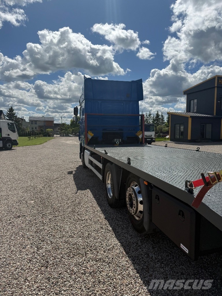 DAF XF  410 FAR Camiones de superficie plana/cabrestantes