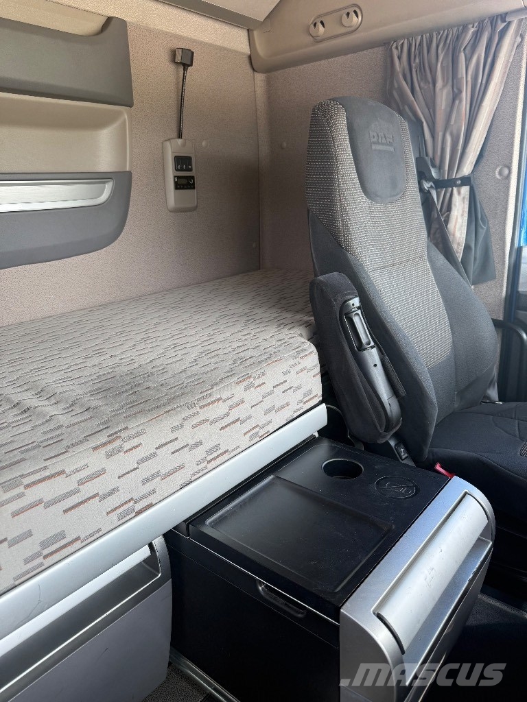 DAF XF  410 FAR Camiones de superficie plana/cabrestantes