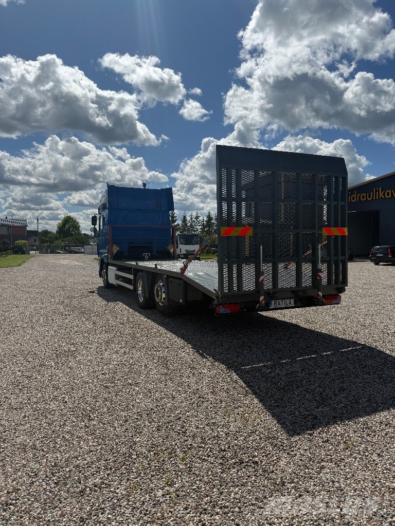 DAF XF  410 FAR Camiones de superficie plana/cabrestantes