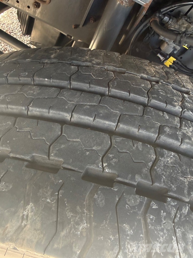 DAF XF  410 FAR Camiones de superficie plana/cabrestantes