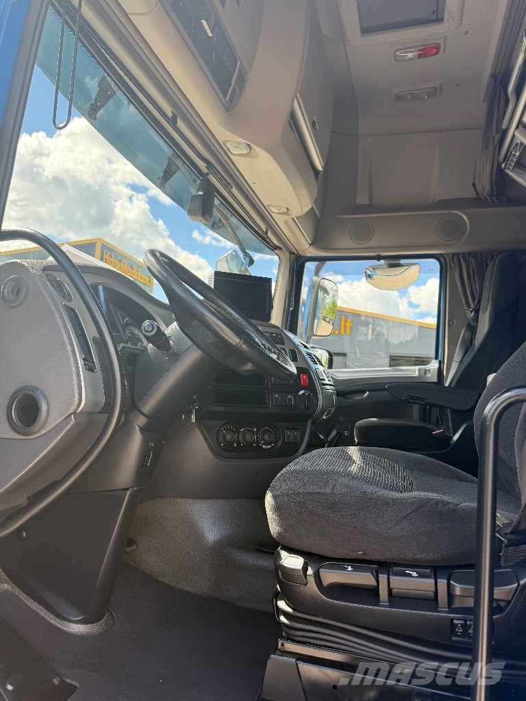 DAF XF  410 FAR Camiones de superficie plana/cabrestantes