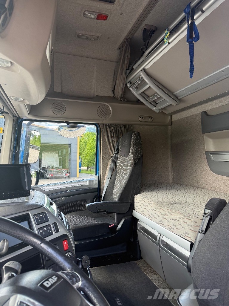 DAF XF  410 FAR Camiones de superficie plana/cabrestantes