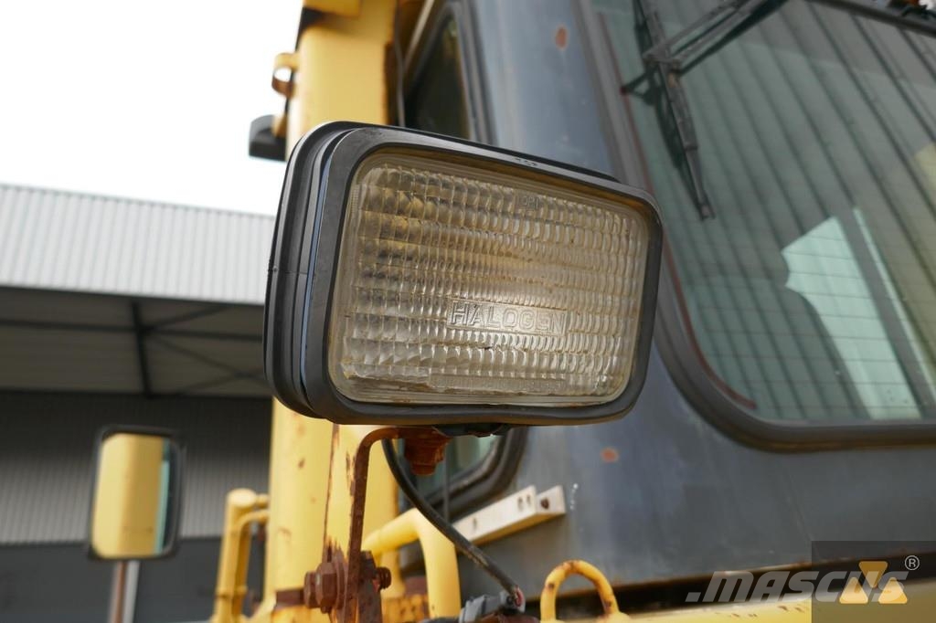 Komatsu D85PX-15EO Dozers - Tratores rastos