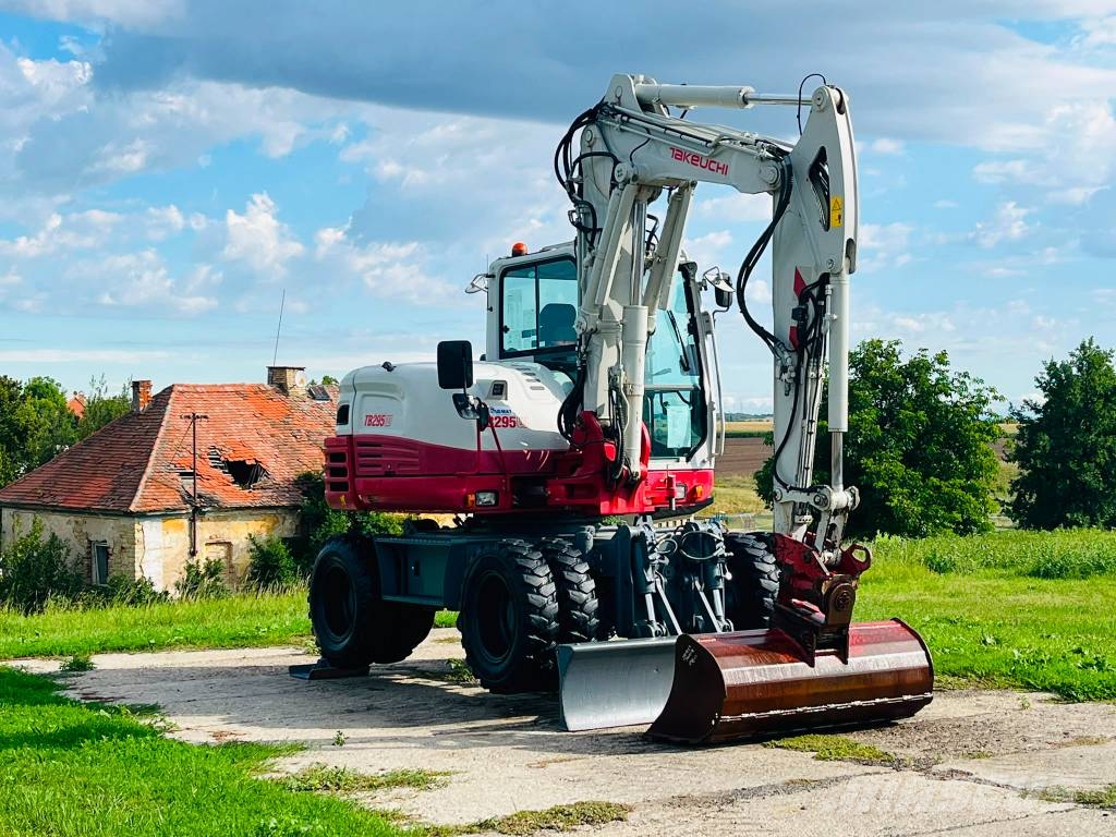 Takeuchi TB 295 W حفارات بعجل