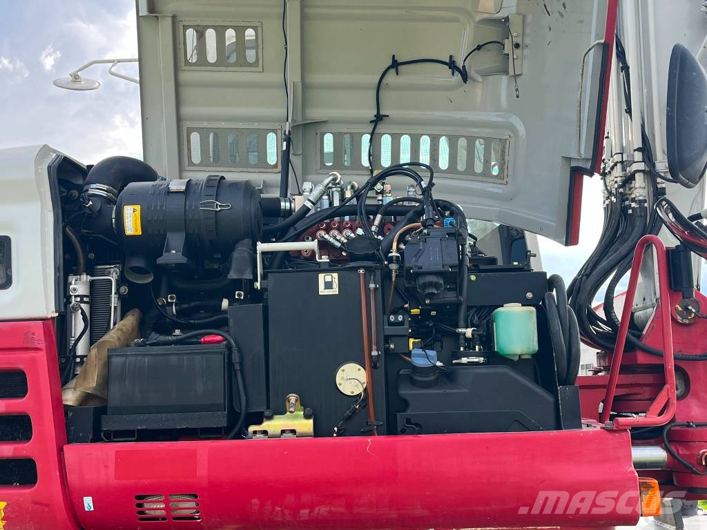 Takeuchi TB 295 W حفارات بعجل