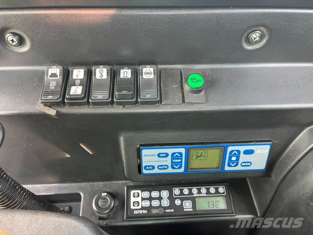 Takeuchi TB 295 W حفارات بعجل