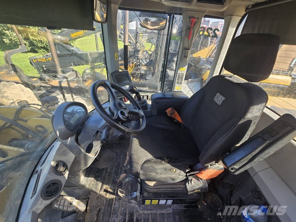 CAT 938 لوادر بعجل