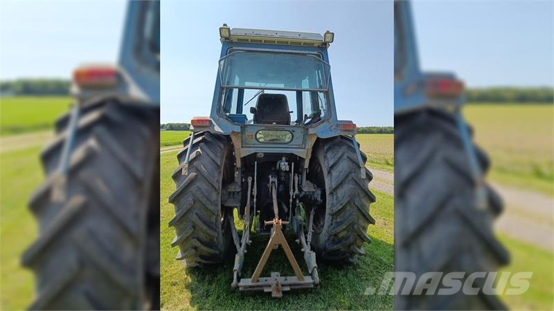 Ford 8210 med frontlæsser 트랙터